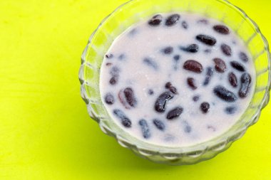 Hindistan cevizi sütü ve pilavlı siyah fasulye.