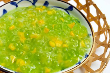 Hindistan cevizi sütünde muhallebi incileriyle mısır.