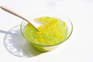 Hindistan cevizi sütünde muhallebi incileriyle mısır.