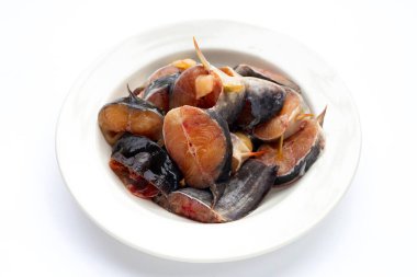 Yayınbalığı beyaz arkaplandaki parçaları kesti.