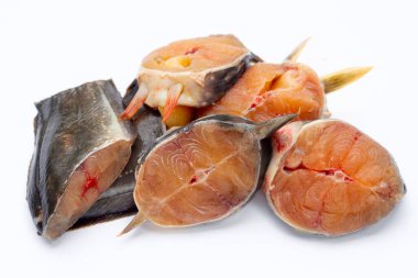 Yayınbalığı beyaz arkaplandaki parçaları kesti.