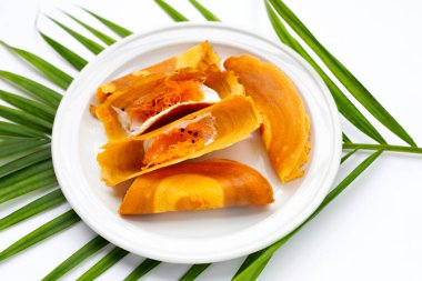 Beyaz arka plan üzerinde Tay gevrek krep.