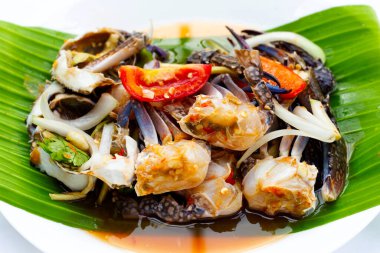 Mavi yengeç ile baharatlı yeşil mango salatası