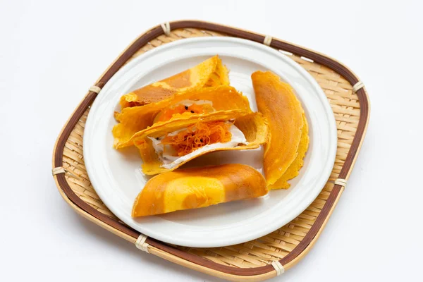 Beyaz arka plan üzerinde Tay gevrek krep.