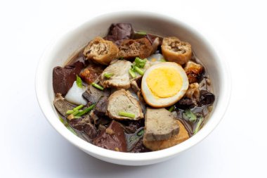 Çin usulü haşlanmış makarna ve domuz çorbası.