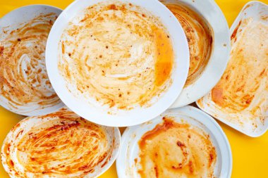 Sarı arka planda kirli tabak. Üst görünüm