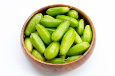 Bilimbi meyvesi beyaz arkaplanda.