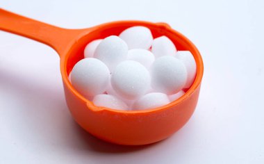Naftalin naftalin naftalin topları beyaz sırtüstü.