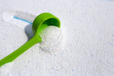 Deterjan tozu ve çamaşır yıkama kaşığı. Çamaşır konsepti.