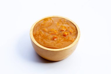 Pişirmek için tuzlu soya fasulyesi ezmesi.