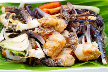 Mavi yengeç ile baharatlı yeşil mango salatası