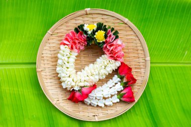 Taçlı gül ve yasemin çelengi 