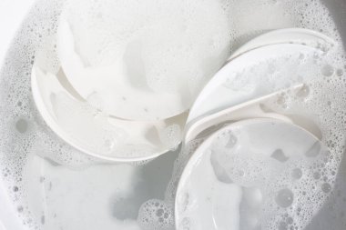 Bulaşık yıkama, kirli bulaşıklar mutfak lavabosunda..