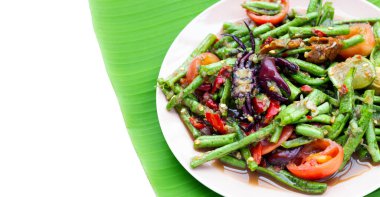 Baharatlı uzun fasulye salatası. Tayland yemeği.