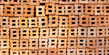 Kırmızı tuğlalar, turuncu kil tuğlalar.