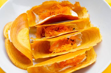 Beyaz arka plan üzerinde Tay gevrek krep.