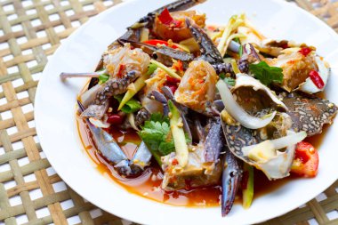 Mavi yengeç ile baharatlı yeşil mango salatası