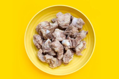 Sarı arka planda haşlanmış domuz kaburgası..