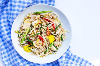 Kızarmış fasulye filizi, kıyma ve soya peyniri.