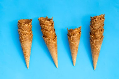 Mavi arka planda boş dondurma külahı.