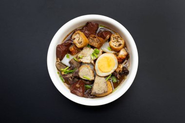 Çin usulü haşlanmış makarna ve domuz çorbası.