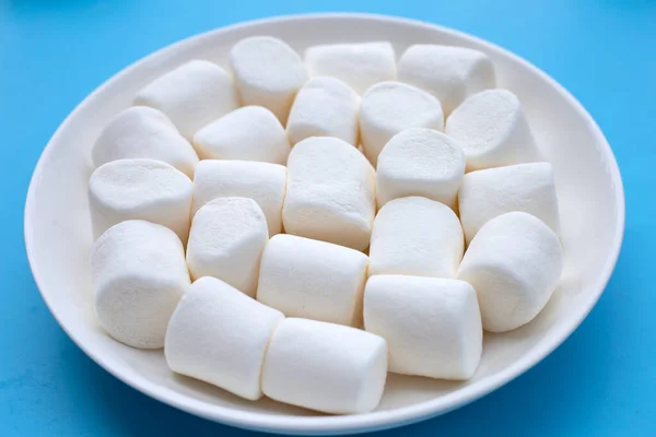 Deliciosos Marshmallows Brancos Fundo Azul — Fotografia de Stock