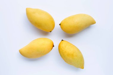 Sarı mango manzaralı, tropik meyve sulu ve tatlı.