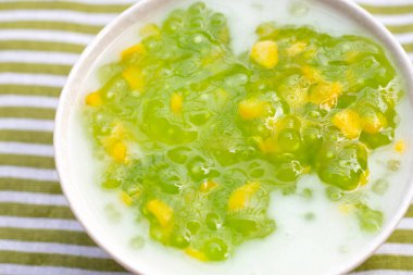 Hindistan cevizi sütünde muhallebi incileriyle mısır.