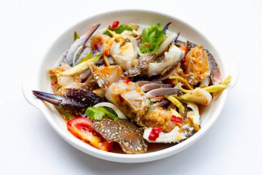 Mavi yengeç ile baharatlı yeşil mango salatası