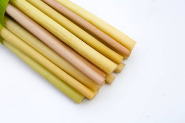 Lotus beyaz arkaplanda yer alır.