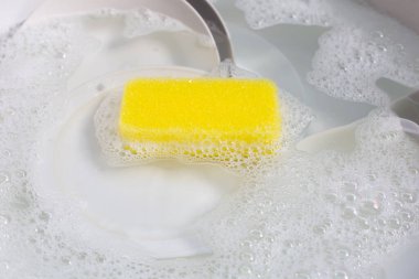 Bulaşık yıkama, kirli bulaşıklar mutfak lavabosunda..