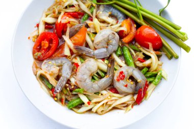 Beyaz tabakta karidesli Papaya salatası