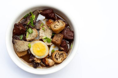 Çin usulü haşlanmış makarna ve domuz çorbası.