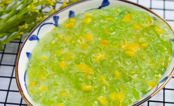 Hindistan cevizi sütünde muhallebi incileriyle mısır.