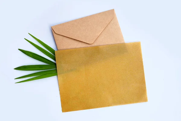 Umschlag Mit Leerem Papier Auf Palmblättern Auf Weißem Hintergrund — Stockfoto