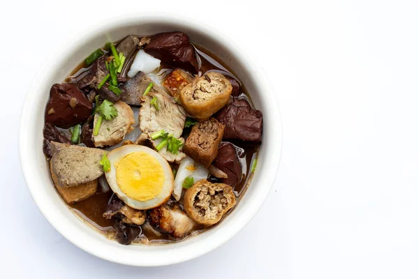 Çin usulü haşlanmış makarna ve domuz çorbası.