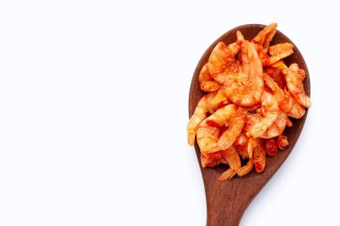 Beyaz arkaplanda kurumuş karides.