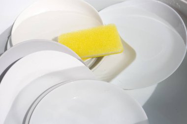 Bulaşık yıkama, kirli bulaşıklar mutfak lavabosunda..