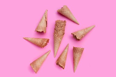 Pembe arka planda boş dondurma külahı.