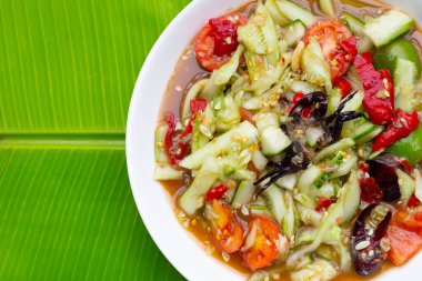 Tabakta baharatlı salatalık.