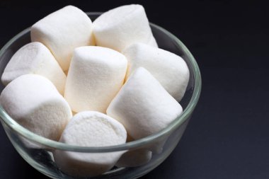 Lezzetli yuvarlak şekerlemeler, beyaz şekerler.