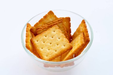 Beyaz arkaplanda kuru kraker kurabiyeleri.