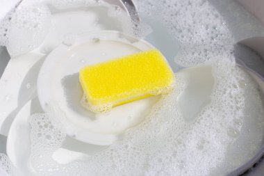 Bulaşık yıkama, kirli bulaşıklar mutfak lavabosunda..