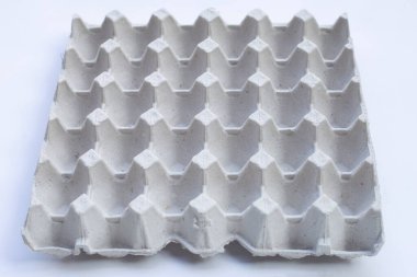 Beyaz arkaplanda kağıt yumurta sandığı.