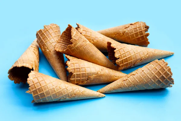 Mavi arka planda boş dondurma külahı.