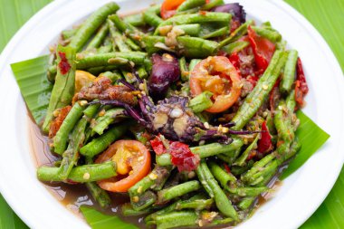 Baharatlı uzun fasulye salatası. Tayland yemeği.