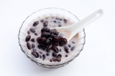 Hindistan cevizi sütü ve pilavlı siyah fasulye.