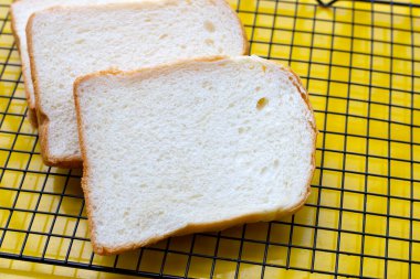 Metal soğutma rafında dilimlenmiş ekmek yığını