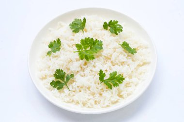 Beyaz arkaplanda pirinç tabağı.