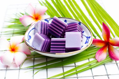 Kelebek bezelyesi ve hindistan cevizi sütü jölesi.